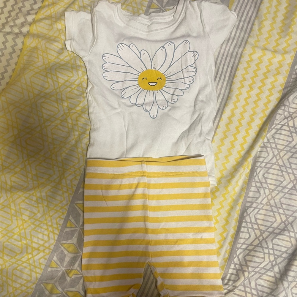 Old navy pyjamas ~ Size 4T